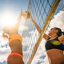 德扑锦标赛：解析“中等筹码”的尴尬境地——为何此时防守重于进攻？（德州扑克锦标赛：透视“中等筹码”的微妙困局——为何此刻以防守为先？）